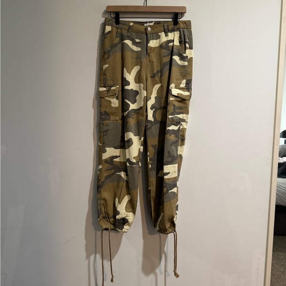 Revolve Superdown Kayla Camo Jogger Pant – Tan Camo (S) - Picture 4 of 5